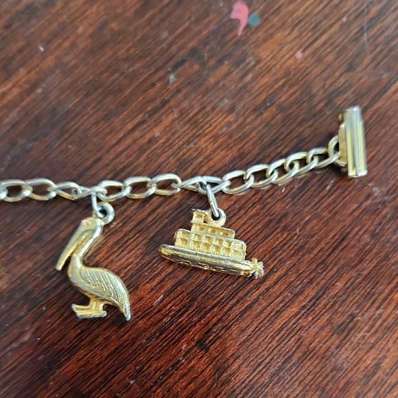 Vintage New Orleans Charming Goldtone Bracelet with Charms - Picture 6 of 7